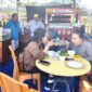 Pengunjung sedang menikmati hidangan di stand Dinas Perikanan/dok istimewa/Timornesia 