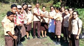 Penanaman simbolis oleh Mabigus Gugus Depan SMPK Sulama Kada/dok istimewa/Timornesia 