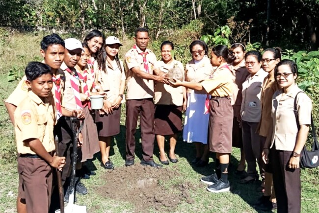 Penanaman simbolis oleh Mabigus Gugus Depan SMPK Sulama Kada/dok istimewa/Timornesia 
