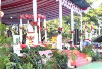 Monika Seuk siswi SMA R.A. Kartini Umatoos yang dipercayakan membawa baki saat penurunan Sang Merah Putih/dok istimewa/Yerry Diskominfo/Timornesia 