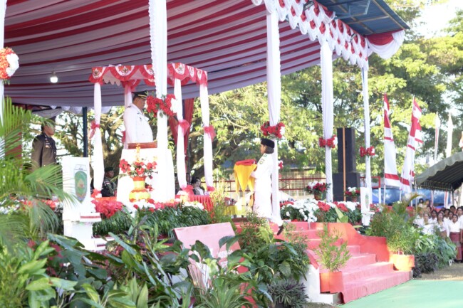 Monika Seuk siswi SMA R.A. Kartini Umatoos yang dipercayakan membawa baki saat penurunan Sang Merah Putih/dok istimewa/Yerry Diskominfo/Timornesia 