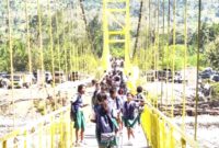 Potret anak-anak sekolah di Jembatan Gantung Numbei usai pemberkatan oleh Uskup Atambua Mgr. Dominikus Saku, PR dan peresmian penggunaannya oleh Bupati Malaka dr. Stefanus Bria Seran, MPH, Kamis 20/8/2026/dok istimewa/Timornesia