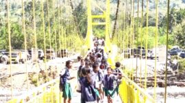 Potret anak-anak sekolah di Jembatan Gantung Numbei usai pemberkatan oleh Uskup Atambua Mgr. Dominikus Saku, PR dan peresmian penggunaannya oleh Bupati Malaka dr. Stefanus Bria Seran, MPH, Kamis 20/8/2026/dok istimewa/Timornesia 