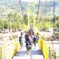 Potret anak-anak sekolah di Jembatan Gantung Numbei usai pemberkatan oleh Uskup Atambua Mgr. Dominikus Saku, PR dan peresmian penggunaannya oleh Bupati Malaka dr. Stefanus Bria Seran, MPH, Kamis 20/8/2026/dok istimewa/Timornesia 