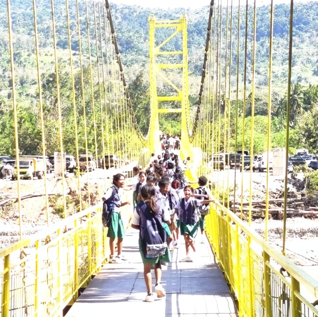 Potret anak-anak sekolah di Jembatan Gantung Numbei usai pemberkatan oleh Uskup Atambua Mgr. Dominikus Saku, PR dan peresmian penggunaannya oleh Bupati Malaka dr. Stefanus Bria Seran, MPH, Kamis 20/8/2026/dok istimewa/Timornesia 