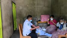 Petugas dari Puskesmas Biudukfoho antar langsung obat TBC ke rumah pasien/istimewa/Timornesia 