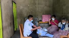 Petugas dari Puskesmas Biudukfoho antar langsung obat TBC ke rumah pasien/istimewa/Timornesia 