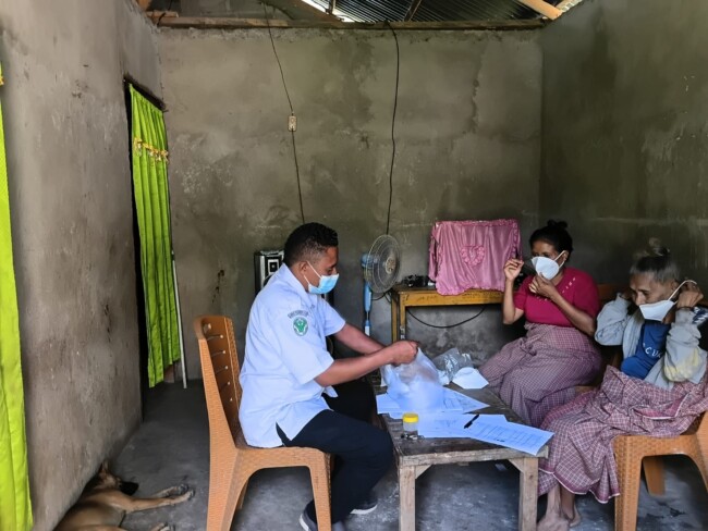 Petugas dari Puskesmas Biudukfoho antar langsung obat TBC ke rumah pasien/istimewa/Timornesia 
