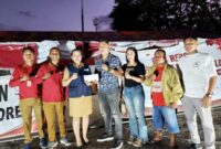 Komunitas Seniman Malaka menyerahkan bantuan berupa uang tunai untuk korban gempa Flores yang diterima langsung oleh Ketua PMI Kabupaten Malaka di posko gabungan, Senin 7/9/2026/ist/Timornesia 