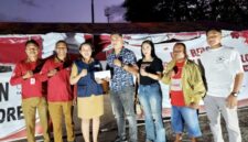 Komunitas Seniman Malaka menyerahkan bantuan berupa uang tunai untuk korban gempa Flores yang diterima langsung oleh Ketua PMI Kabupaten Malaka di posko gabungan, Senin 7/9/2026/ist/Timornesia
