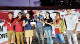 Komunitas Seniman Malaka menyerahkan bantuan berupa uang tunai untuk korban gempa Flores yang diterima langsung oleh Ketua PMI Kabupaten Malaka di posko gabungan, Senin 7/9/2026/ist/Timornesia 