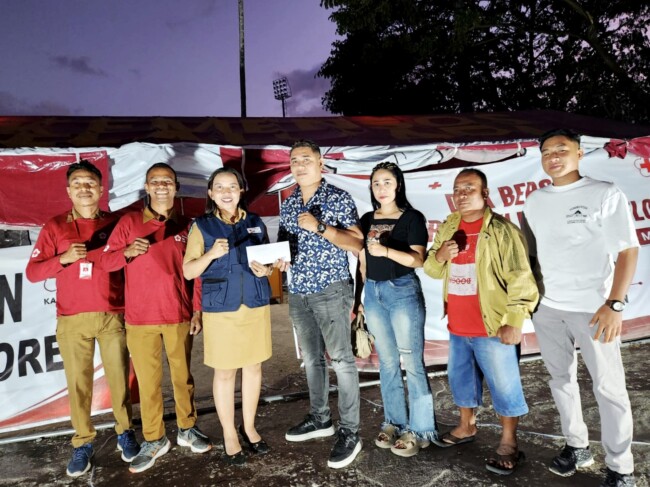 Komunitas Seniman Malaka menyerahkan bantuan berupa uang tunai untuk korban gempa Flores yang diterima langsung oleh Ketua PMI Kabupaten Malaka di posko gabungan, Senin 7/9/2026/ist/Timornesia 