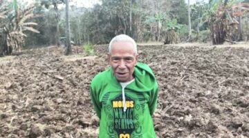 Warga dusun Mesit, Desa Kusa, Kecamatan Malaka Timur, Ignasius Luan memberikan apresiasi kepada Pemerintah Kabupaten Malaka karena program pacul tanah gratis kepada masyarakat/ist/Timornesia