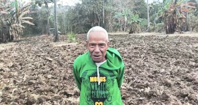 Warga dusun Mesit, Desa Kusa, Kecamatan Malaka Timur, Ignasius Luan memberikan apresiasi kepada Pemerintah Kabupaten Malaka karena program pacul tanah gratis kepada masyarakat/ist/Timornesia 