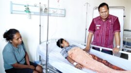 Wakil Bupati Malaka Henri Melki Simu (HMS) saat meninjau siswa SDK Kabukalaran yang dirawat di RSUPP Betun/ist/Timornesia 