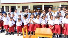 PMI Kabupaten Malaka bantu 30 kursi dan meja untuk SDK Hanono dalam rangka memperingati HUT ke-81 PMI/ist/ym/Timornesia 