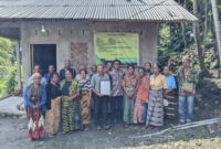 Dosen Poltekkes Kemenkes Kupang Samuel David I Makoil bersama Stefany S.A. Fernandez dan tim foto bersama masyarakat Desa Kelle/Ist/David/Timornesia 