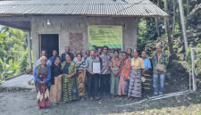 Dosen Poltekkes Kemenkes Kupang Samuel David I Makoil bersama Stefany S.A. Fernandez dan tim foto bersama masyarakat Desa Kelle/Ist/David/Timornesia