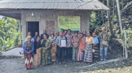 Dosen Poltekkes Kemenkes Kupang Samuel David I Makoil bersama Stefany S.A. Fernandez dan tim foto bersama masyarakat Desa Kelle/Ist/David/Timornesia 