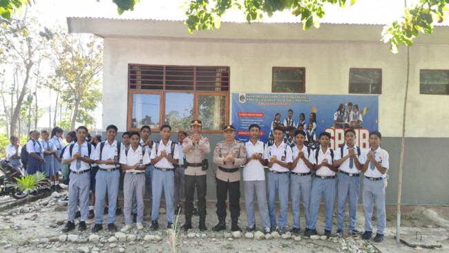 Wakapolres Malaka KOMPOL I Wayan Sunarta, S.E., memimpin upacara di SMA Plus St. Albertus Agung Weleun, Dusun Weleun, Desa Bakiruk, Kecamatan Malaka Tengah, Kabupaten Malaka, Nusa Tenggara Timur (NTT), Senin 19/10/2026/ist/Humas Polres Malaka/Timornesia 