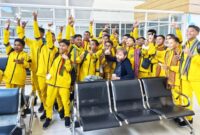 Pemain PS Malaka foto bersama turis asing di ruang tunggu bandara El Tari Kupang/ist/Timornesia 