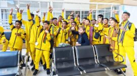 Pemain PS Malaka foto bersama turis asing di ruang tunggu bandara El Tari Kupang/ist/Timornesia 