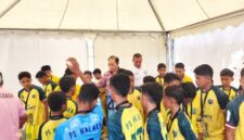 Bupati Malaka beri semangat Anak-anak PS Malaka U-13 sebelum pertandingan perdana melawan GASPA 1958 asal Provinsi Sulawesi Selatan di Lapangan Gelora Putra Lakarsantri, Kota Surabaya/ist/Timornesia