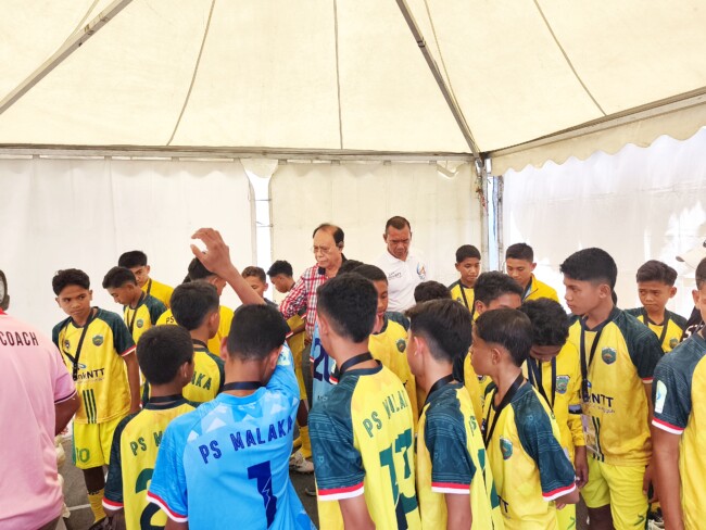 Bupati Malaka beri semangat Anak-anak PS Malaka U-13 sebelum pertandingan perdana melawan GASPA 1958 asal Provinsi Sulawesi Selatan di Lapangan Gelora Putra Lakarsantri, Kota Surabaya/ist/Timornesia 