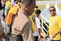 Orang tua pemain PS Malaka U-13 pungut sampah di tribun Gelora Putra Lakarsantri usai menyaksikan pertandingan PS Malaka U-13, Provinsi NTT melawan GASPA 1958, Provinsi Sulawesi Selatan/ist/Timornesia 