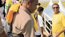 Orang tua pemain PS Malaka U-13 pungut sampah di tribun Gelora Putra Lakarsantri usai menyaksikan pertandingan PS Malaka U-13, Provinsi NTT melawan GASPA 1958, Provinsi Sulawesi Selatan/ist/Timornesia
