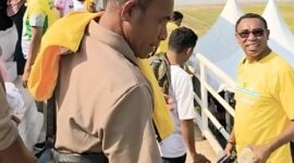 Orang tua pemain PS Malaka U-13 pungut sampah di tribun Gelora Putra Lakarsantri usai menyaksikan pertandingan PS Malaka U-13, Provinsi NTT melawan GASPA 1958, Provinsi Sulawesi Selatan/ist/Timornesia 