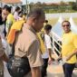 Orang tua pemain PS Malaka U-13 pungut sampah di tribun Gelora Putra Lakarsantri usai menyaksikan pertandingan PS Malaka U-13, Provinsi NTT melawan GASPA 1958, Provinsi Sulawesi Selatan/ist/Timornesia 