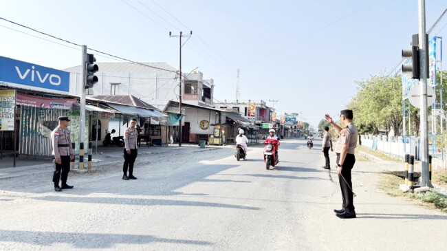 Kapolres Malaka AKBP Riki Ganjar Gumilar, S.I.K., M.M., memimpin langsung kegiatan Strong Point pagi bersama personel Polres Malaka di Perempatan Matador, Desa Wehali, Kecamatan Malaka Tengah, Kabupaten Malaka, Nusa Tenggara Timur (NTT), Senin (19/10/2026/ist/Humas Polres Malaka/Timornesia 