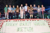 Pose bersama pejabat Kabupaten Rote Ndao bersama Direktur RSUPP Betun dan jajaran manajemen di halaman RSUPP Betun/ist/Timornesia