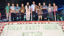 Pose bersama pejabat Kabupaten Rote Ndao bersama Direktur RSUPP Betun dan jajaran manajemen di halaman RSUPP Betun/ist/Timornesia 
