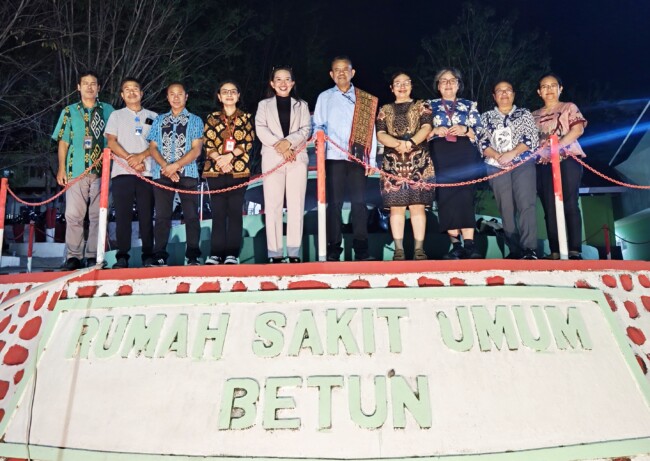 Pose bersama pejabat Kabupaten Rote Ndao bersama Direktur RSUPP Betun dan jajaran manajemen di halaman RSUPP Betun/ist/Timornesia 